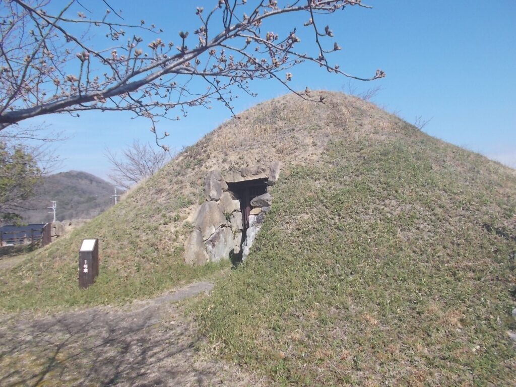9：52　駐車場斜め向かいに古墳があります。 中を見ることはできますが、なにもありませんでした。