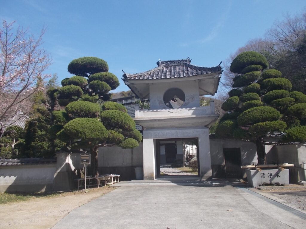 10：06　正法寺の山門 ここは通らず、右の階段へ。如来像がたくさんあります。 その裏へ回って、斜面を適当に登ります。