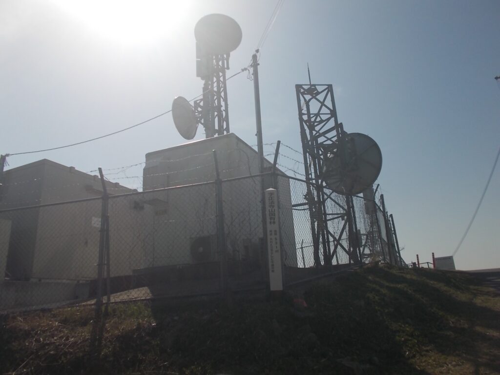 10：25　山頂にあるアンテナ。