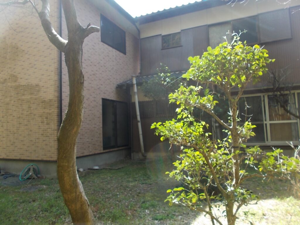 10：43　お寺の裏側に出ました。