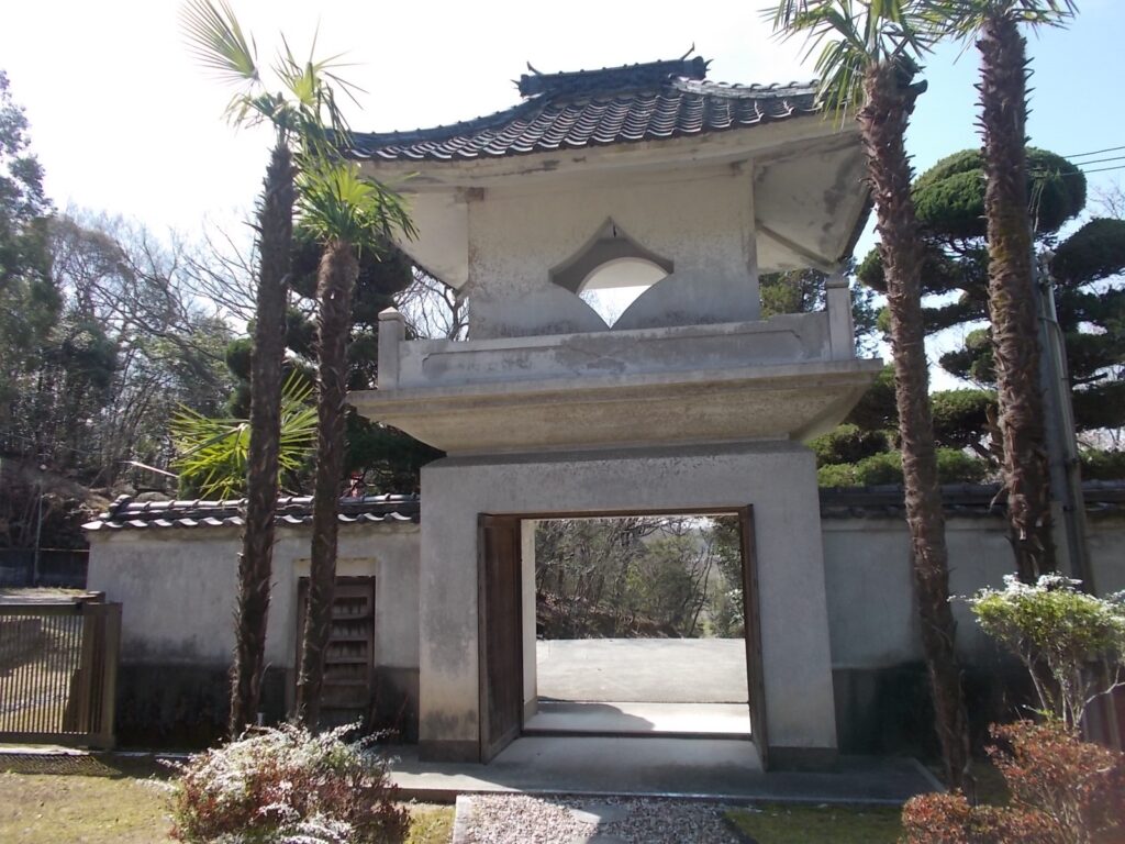 10：44　建物の横を通り、山門から出ました。