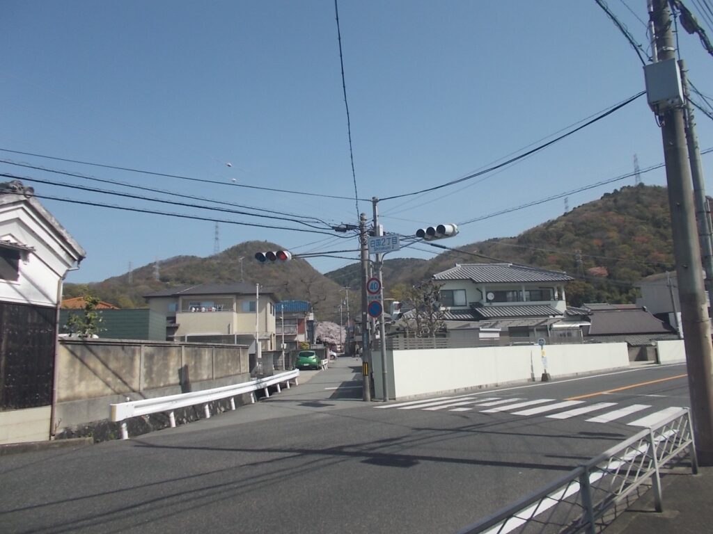 10：39　ちょっとうろうろしましたが、ようやく白国2丁目の交差点に。向かいの狭い道へ。