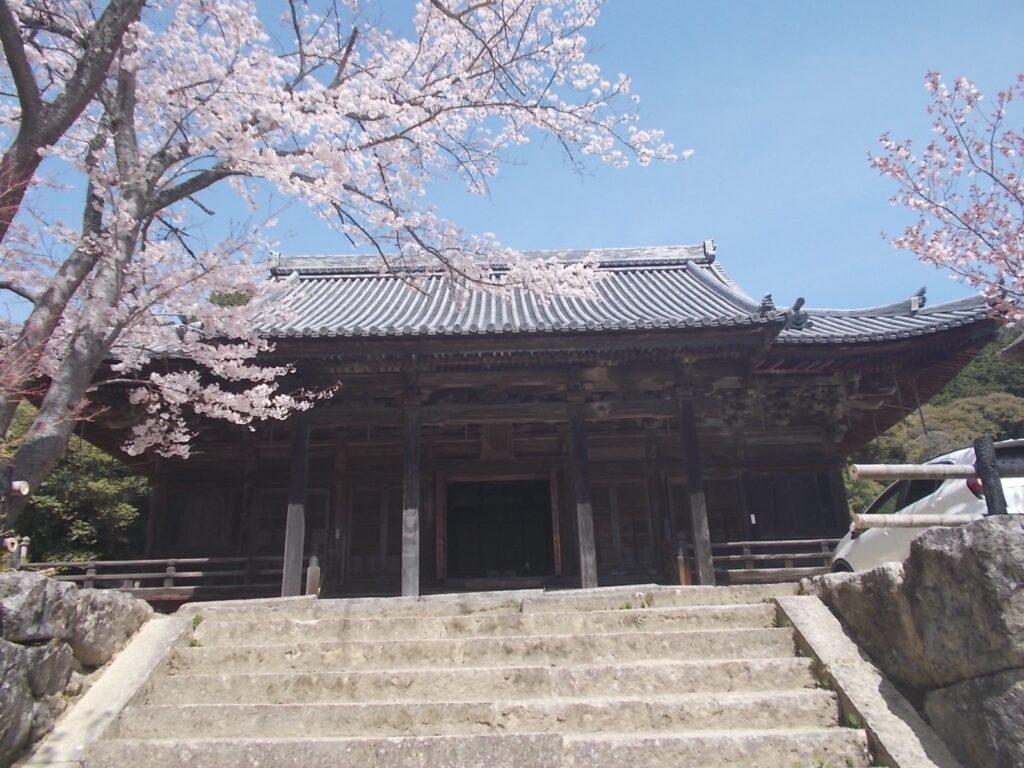 11：28　瑞巌寺本堂。
ここは、無人でご朱印をもらう場合は、右側にある建物の1階に行かないといけません。