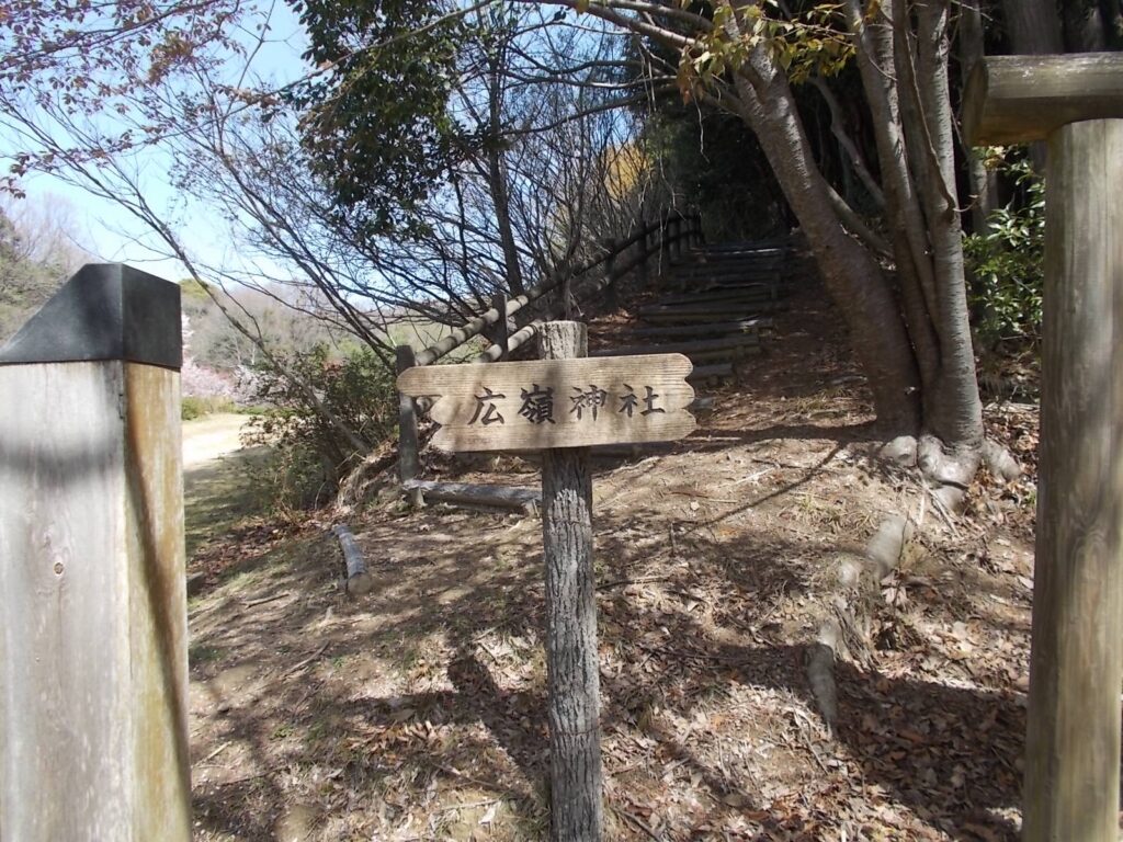 11：53　しばらく行くと舗装路に出ます。それを上っていくとある案内板。