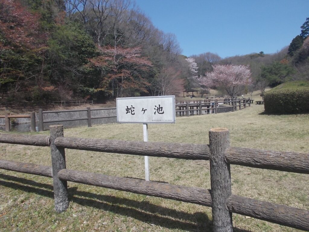 11：57　
すぐにある蛇ヶ池の案内板
ここから広峰神社へ
