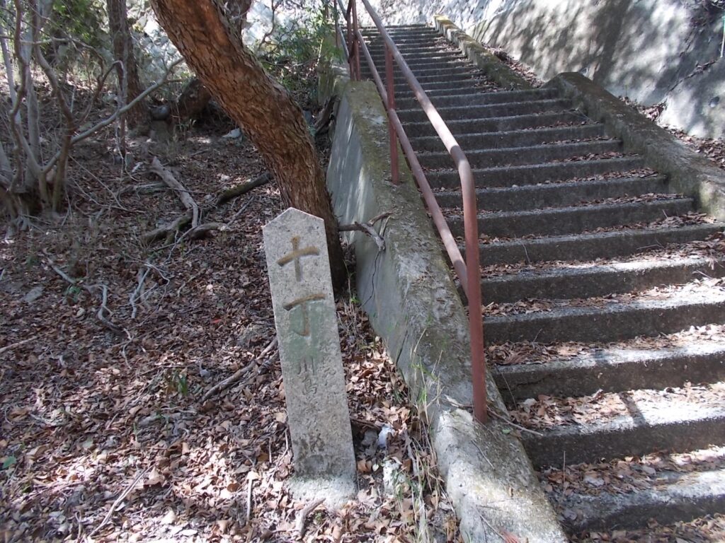 12：33　途中の階段を下りると、いきなり10丁。
こちらが本来の参道のようです。