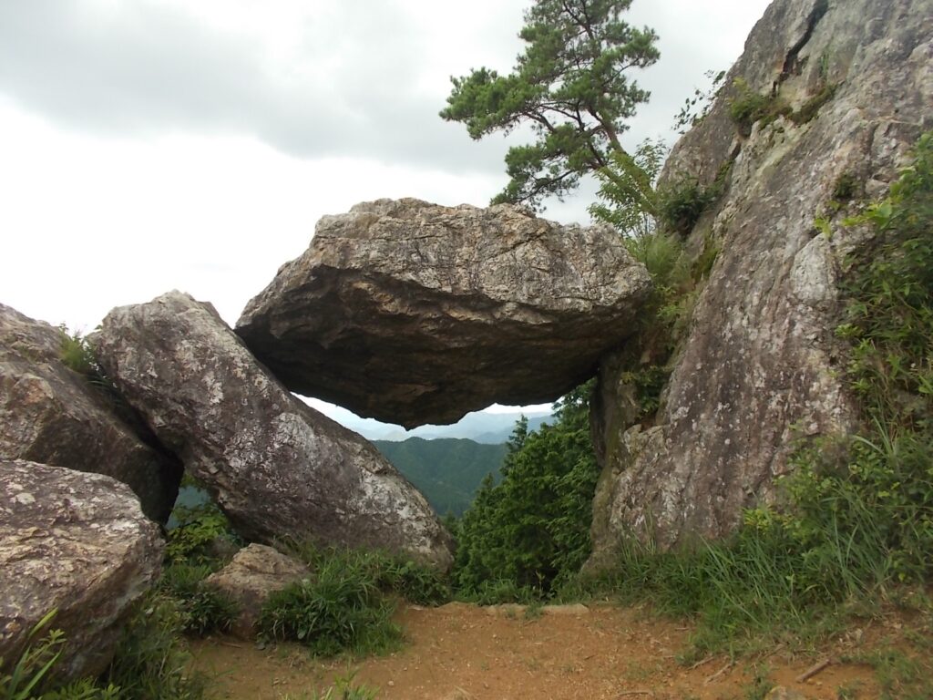 10：48　鬼のかけ橋　この上に上れます。