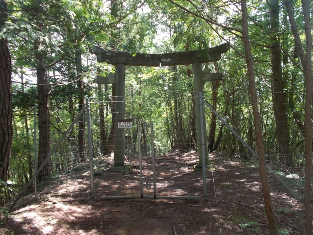 11：15　獣柵と鳥居