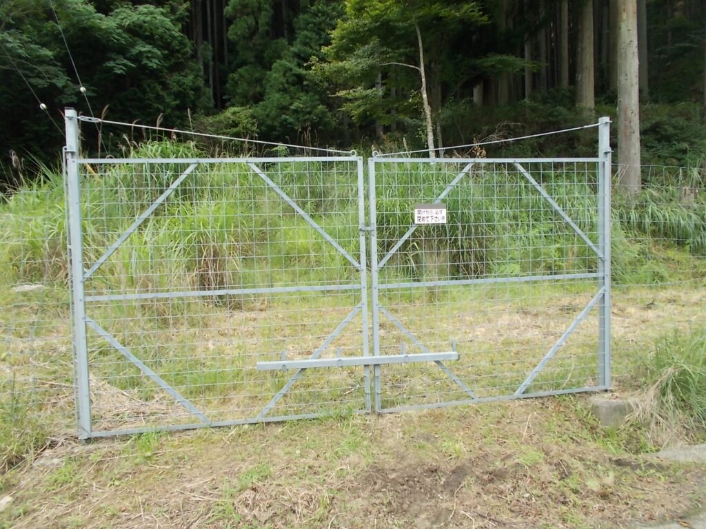 9：55　駐車スペース横にある獣柵。とりあえずここからスタート。
草刈りがすんでいる道を右へ。