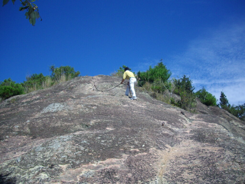 9：43　大きな岩を登ります。