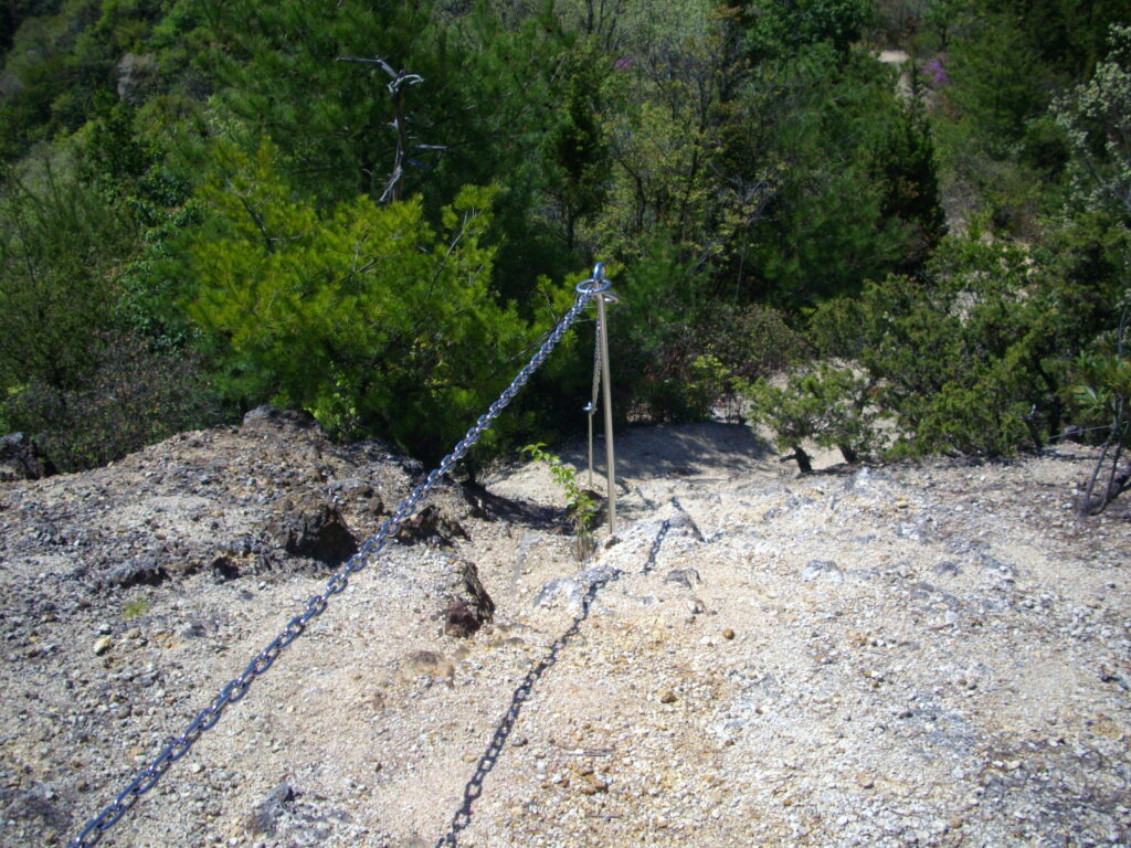 10：35　藤ノ木山へはここを越えて、この鎖場を下ります。