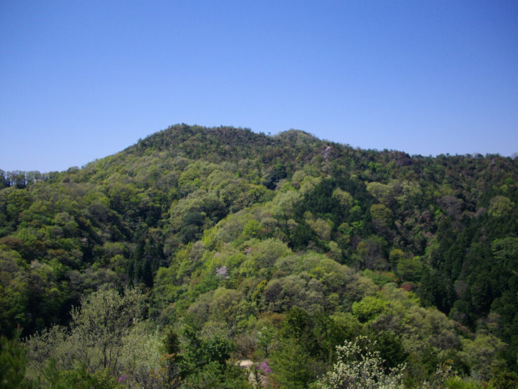 10：35　鎖場から見える第2展望台あるピークです。
