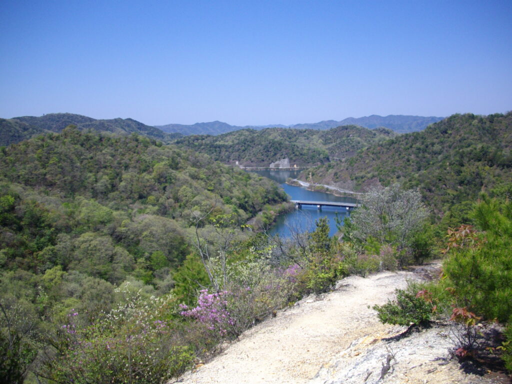 10：49　このあたりから、神谷（こたに）ダム湖がよく見えるようになってきます。