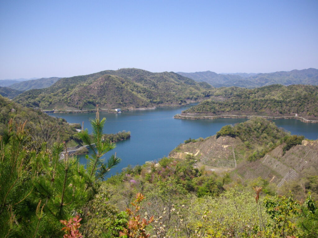 11：03　ここからは神谷（こたに）ダム湖全体が見渡せるようになります。