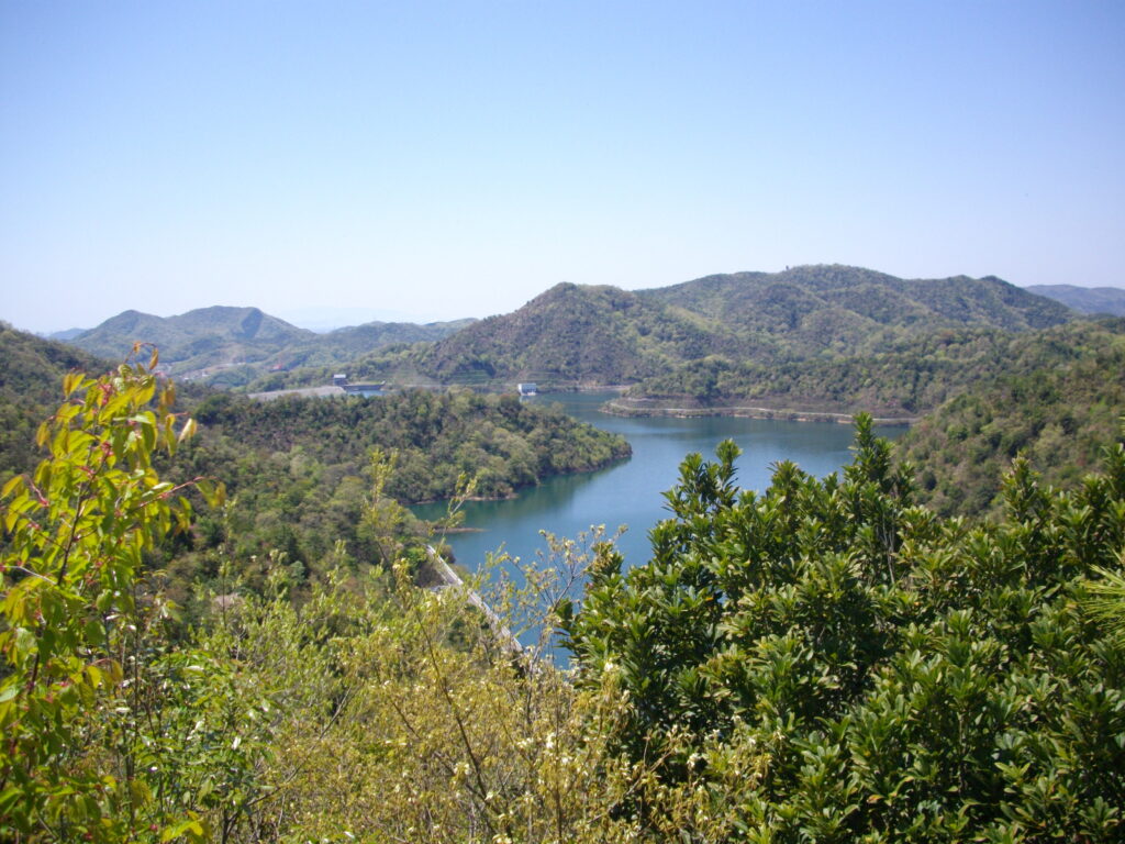 11：26　ここから見た神谷ダム湖です。