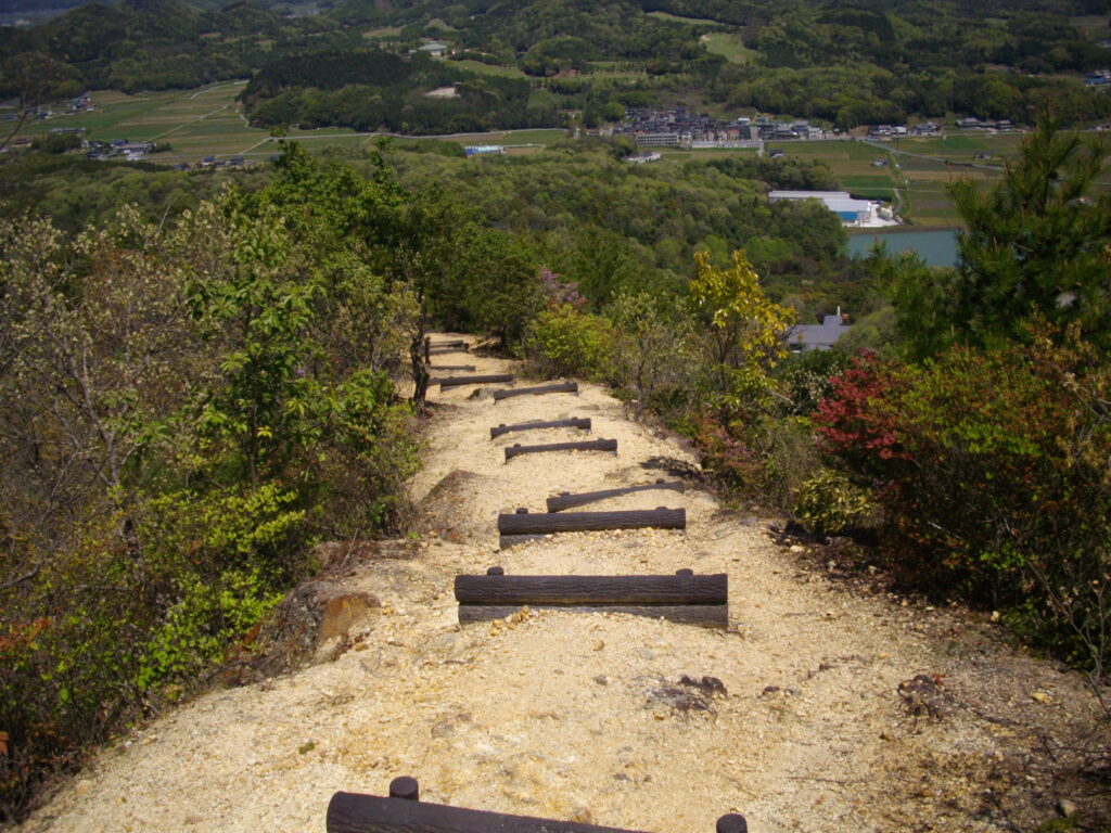 11：28　下山は階段の道になります。周辺がよく見えます。