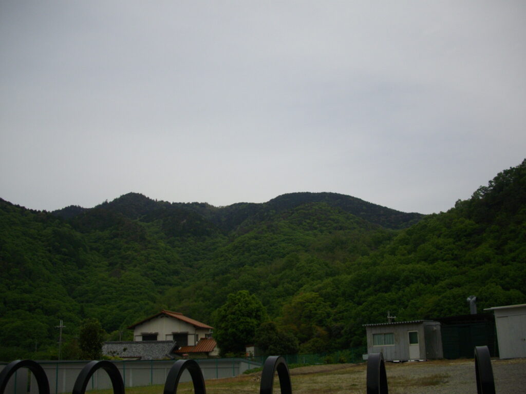 9:57　衝原湖付近より見た丹生山です。