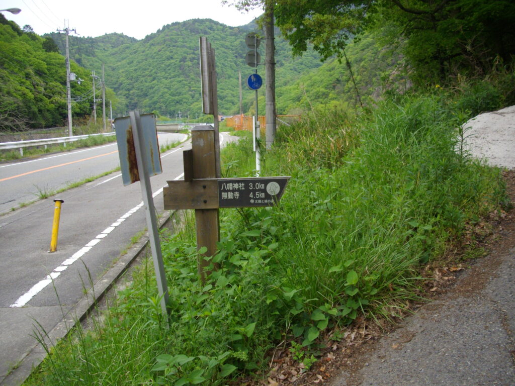 10:01　登山口です。こんな所にあったんですね。よくこの前は車で通っているんですが、全然分かりませんでした。
