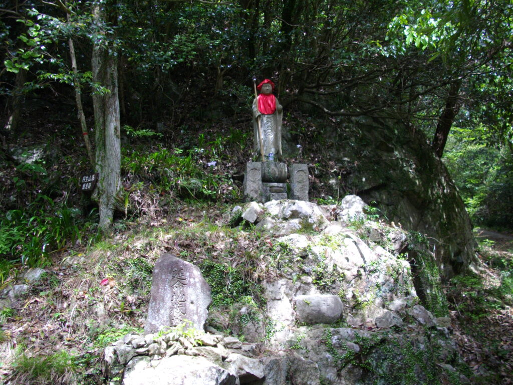 10：36　お地蔵さんが祀ってあります。