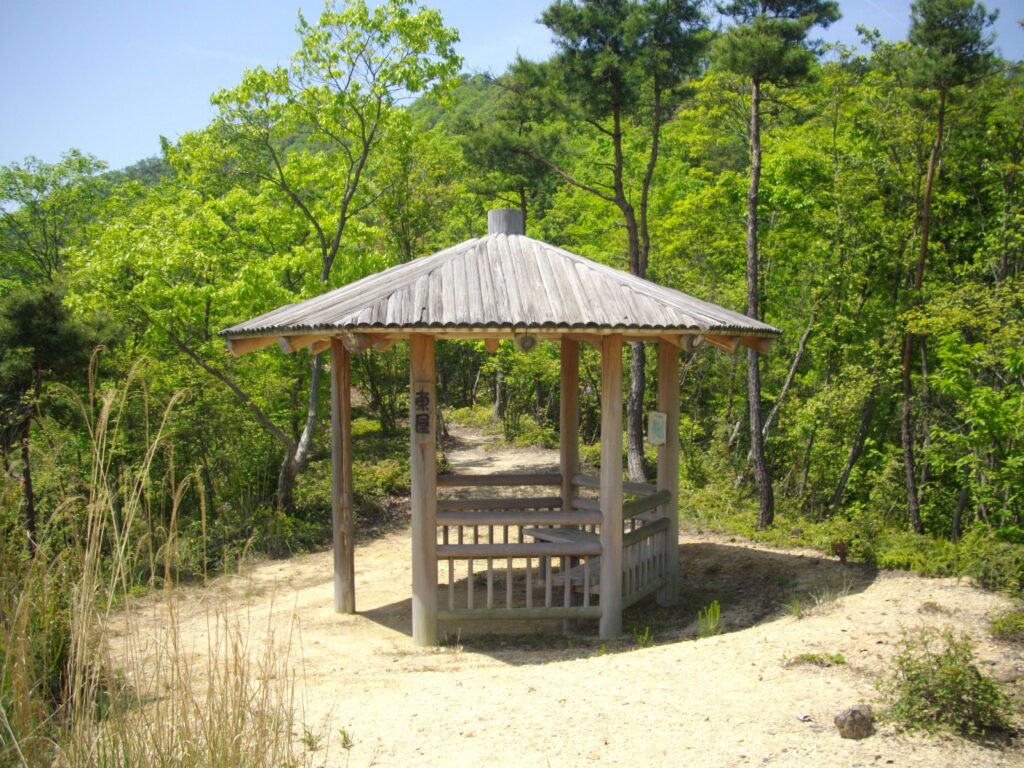 10:39 最初のピークにある休憩所です。