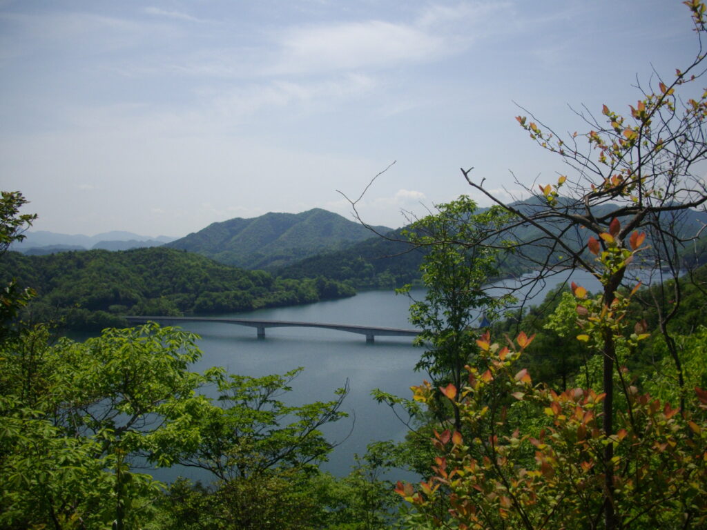 ここから見える翠明湖の様子です。
10:27 今日はお天気がいいので、きれいに見えます。
