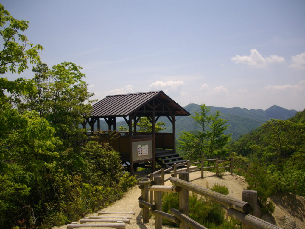 11:05 大きなピークを越えると展望台に着きます。