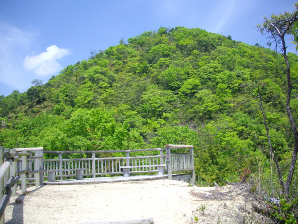 11:01今越えてきたピークです。下りがちょっと厳しいです。