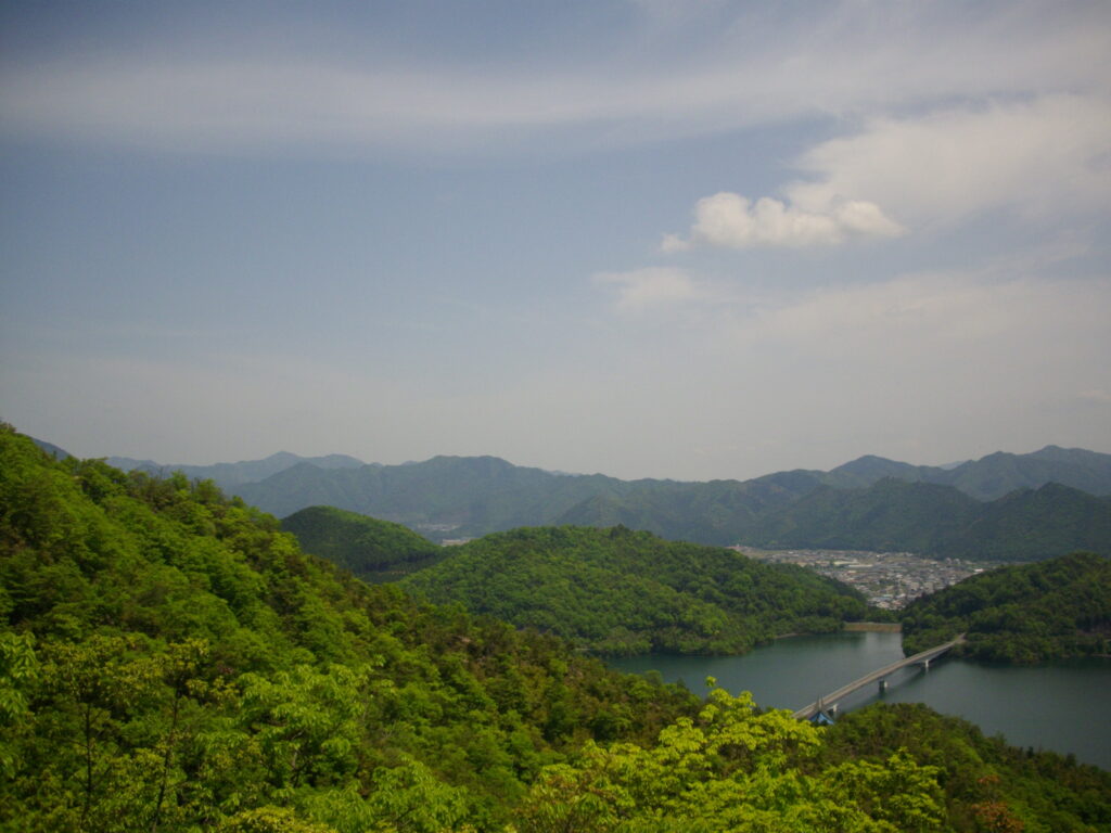 11:04 こんな風に翠明湖全体が見渡せます。