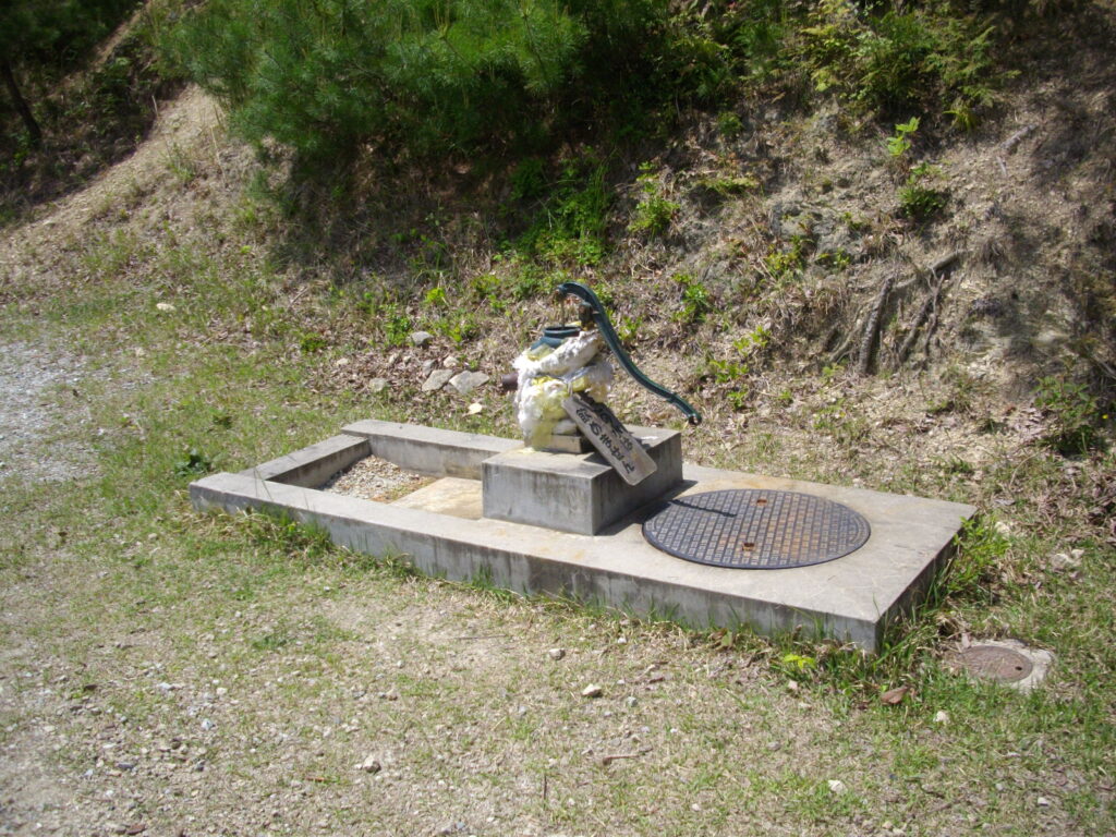 11:09 展望台を降りたところに井戸用のポンプがあります。ポンプを押すとちゃんと水が出ます。が、飲めませんという表示がしてあります。