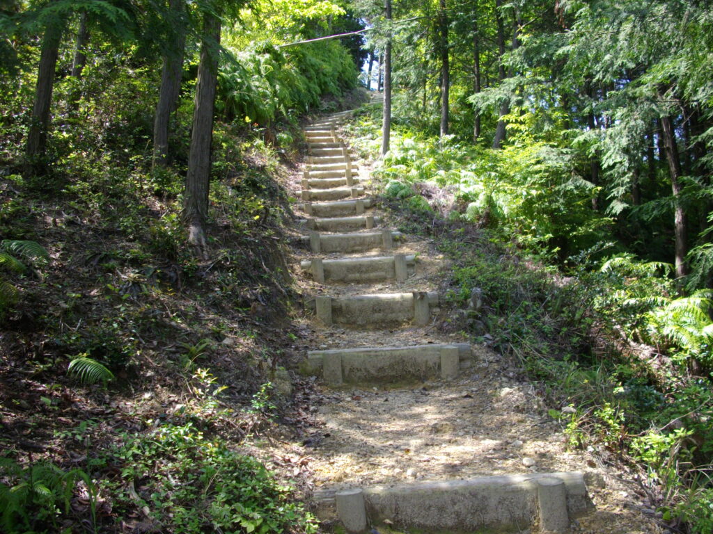 11:10 ポンプの横にあるトイレの裏側から黒木山へつながっています。