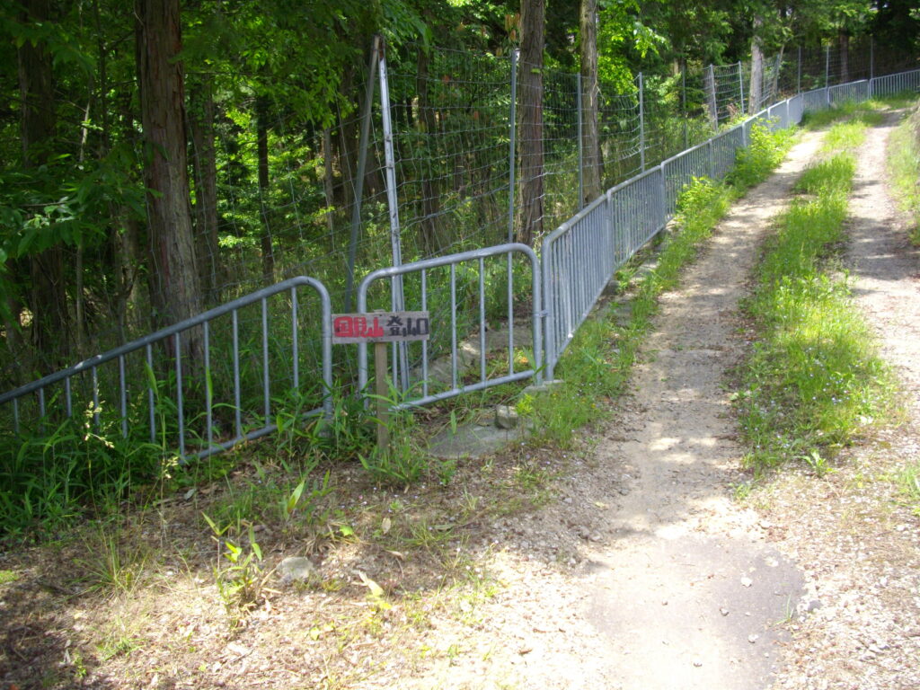 11：56　スタート地点の登山口の標識です。