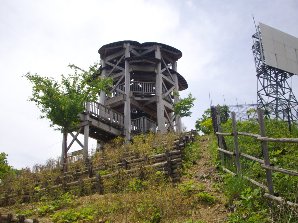 12：32　山頂にある展望台です。この山の杉の木で作ったそうですが、これだけ大きなものを作る必要性があったとは思えません。無い方がいいように思います。