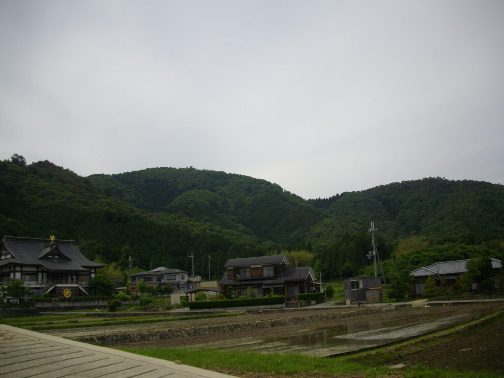14：09　古墳へ戻る途中から見えた国見山。中央左の角が山頂の展望台。