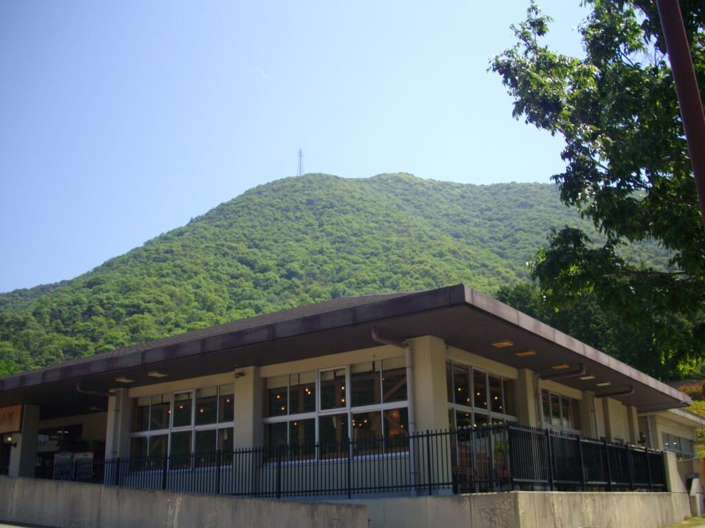 10：15　麓の陶の郷から見た虚空蔵山です。