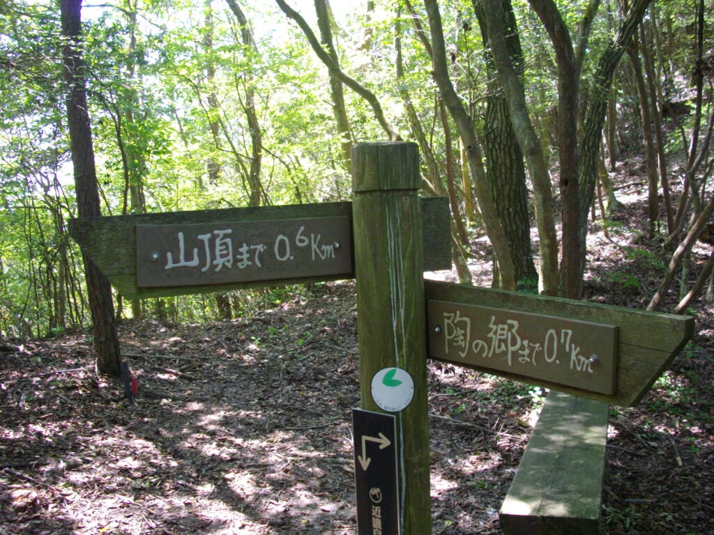 10：34　分岐点で、一つのピークです。ここからまだ山頂まで600mだそうです。この前の表示はいったい何だったんでしょうか。