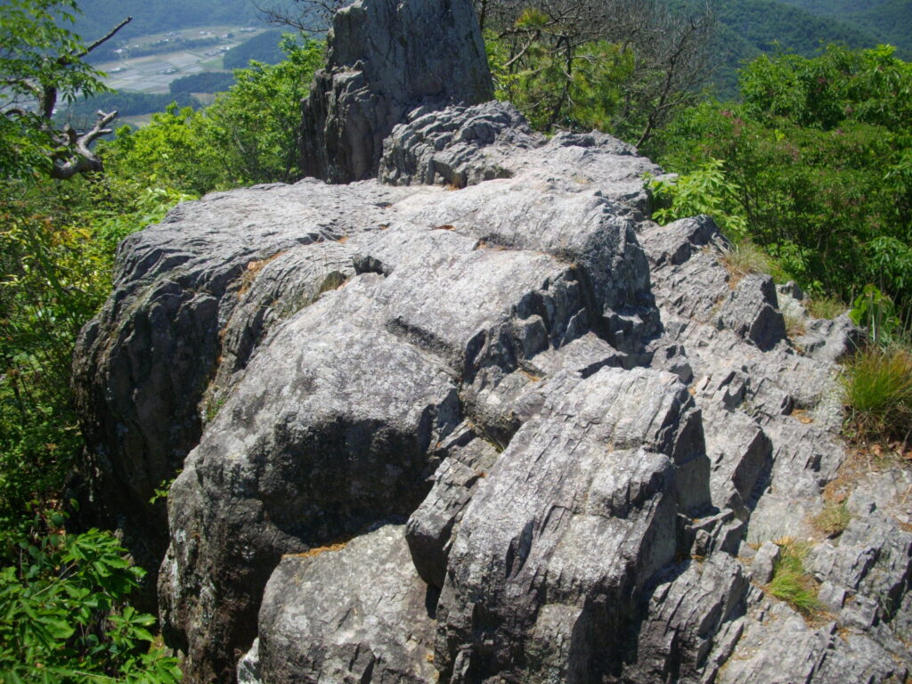 10：51　山頂手前の大きな岩です。
この上からは、360度の展望が開けます。が、私は高所恐怖症なので、これより先へは行けません。