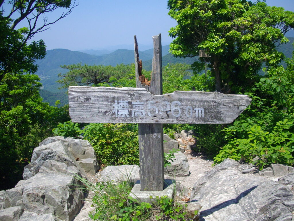 10：53　大きな岩を過ぎるとすぐに山頂に着きます。ここからも見渡せます。