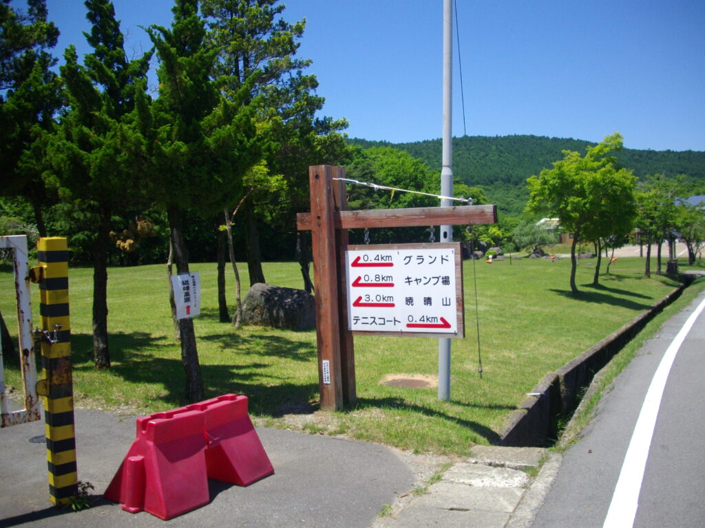 12：44　駐車場とホテルとの中間にある登山道への入り口です。