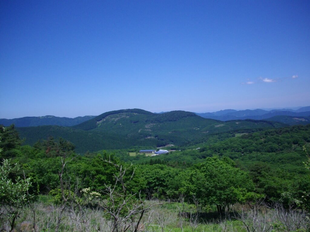 13：10　直ぐ目の前の山　夜鷹山です。