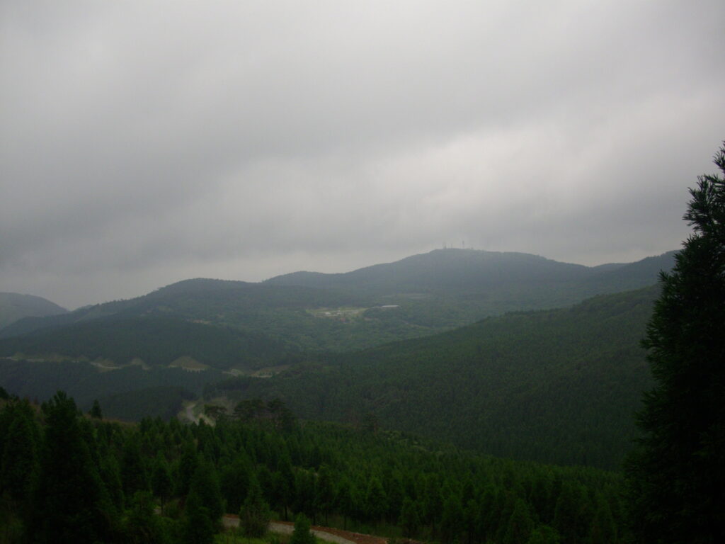 11：00　登山道はほとんど樹のなかを通っているのですが、途中でぱっと視界が開け、暁晴山がよく見えます。今日はあいにくと曇っているので、ぼんやりとしか見えません。