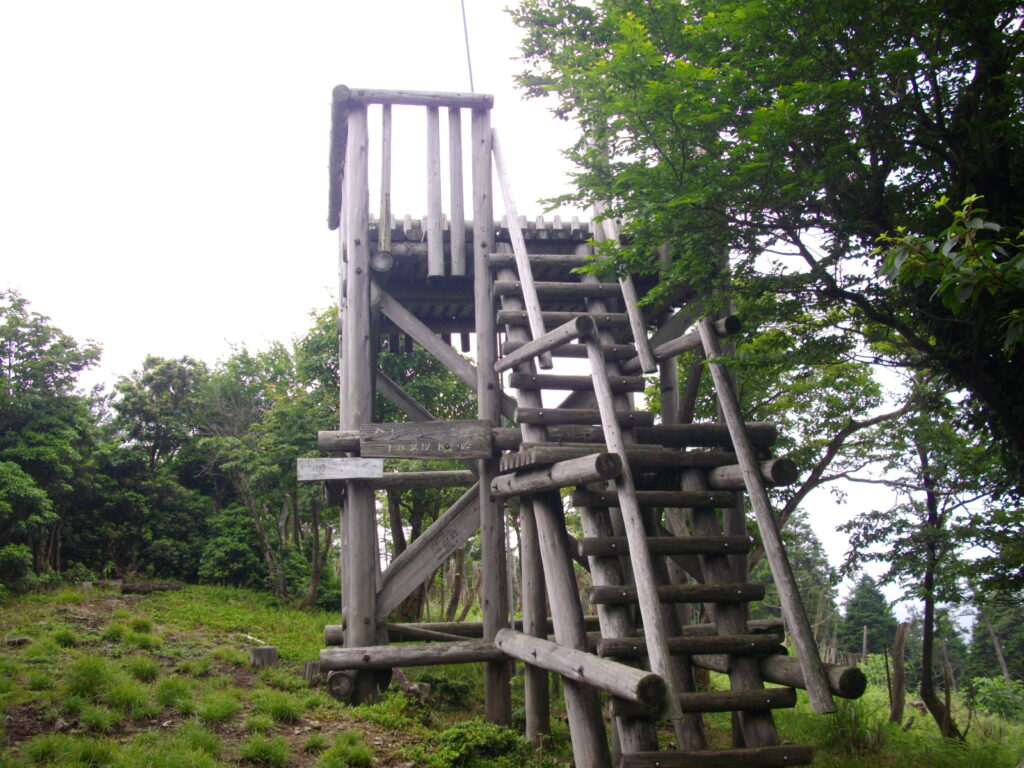 11：07　頂上にある展望台です。かなり痛んでいます。