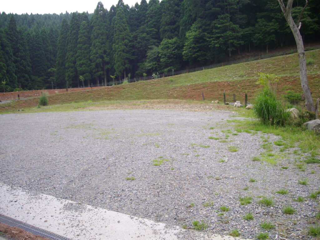 11：38　入り口にある駐車場です。きれいに整備されています。ここから滝までは約700mです。