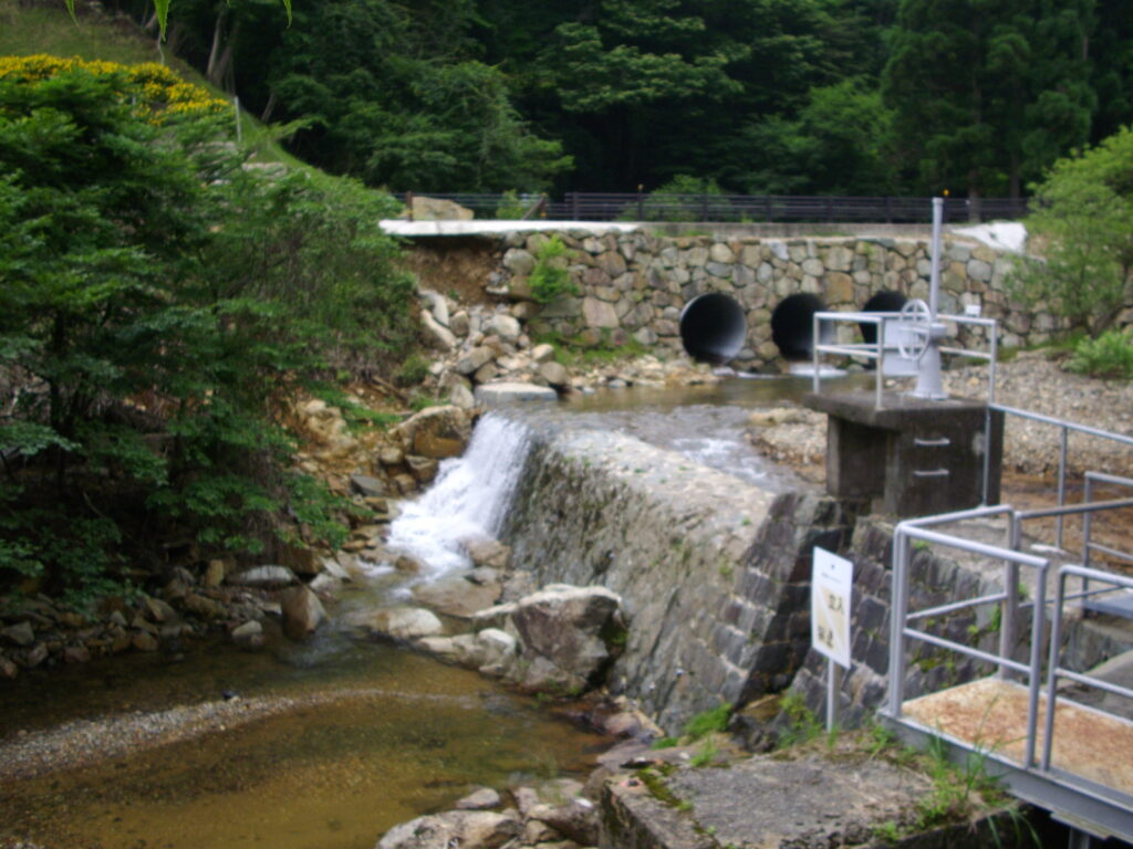 11：41　人工の滝です。この川沿いに進んでいきます。