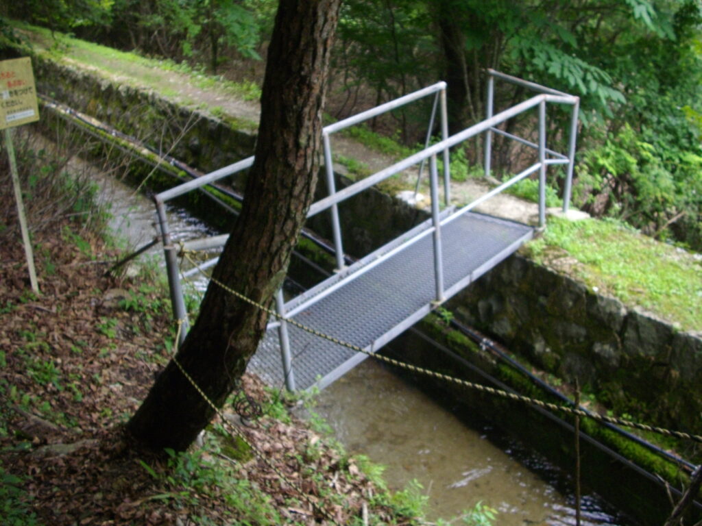 11：41　小さな橋を渡ります。下は水路で、かなりたくさんの水が流れています。