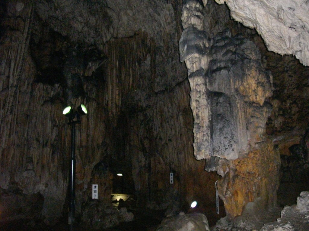 右が五重の塔、中央奥が銀の幕、左奥が唐獅子です。