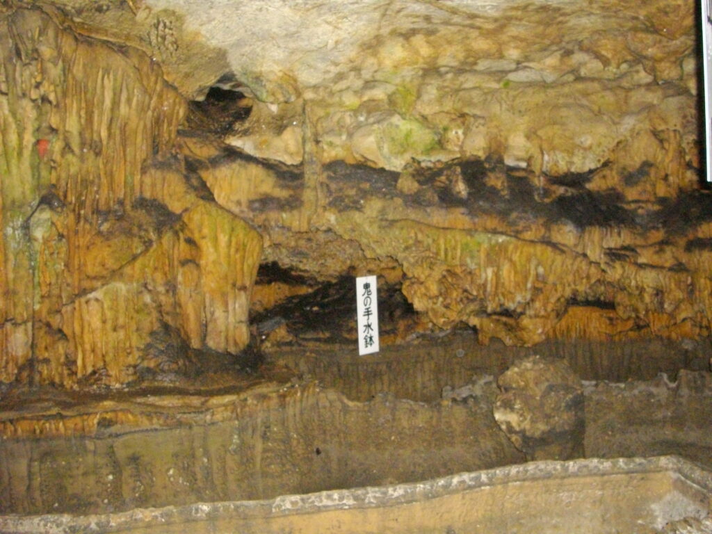 鬼の手水鉢です。どれなんでしょうか。