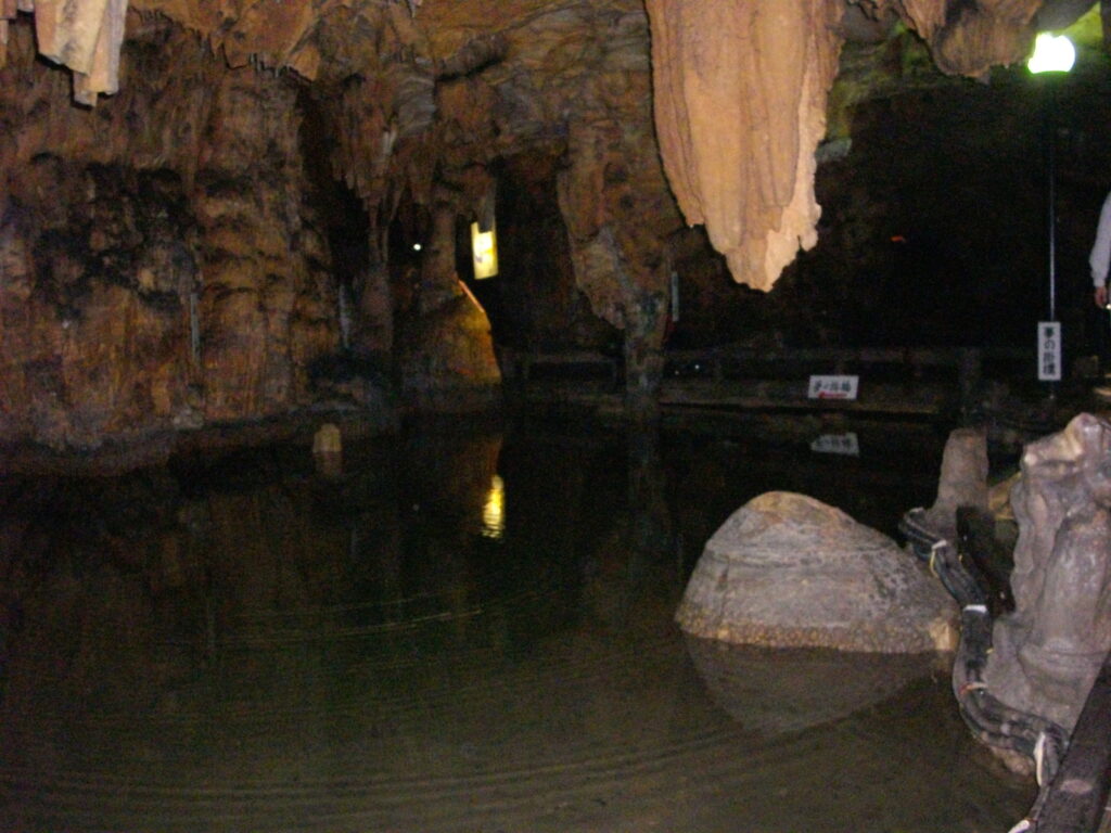 泉水のあたりです。右奥に鬼の金棒があります。