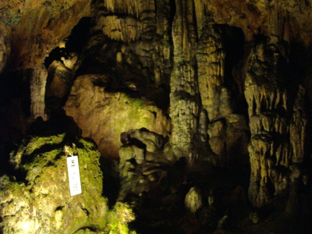 奥の院です。なかなか奥の方までフラッシュが届かないので、奥行きがわかりにくいですね。