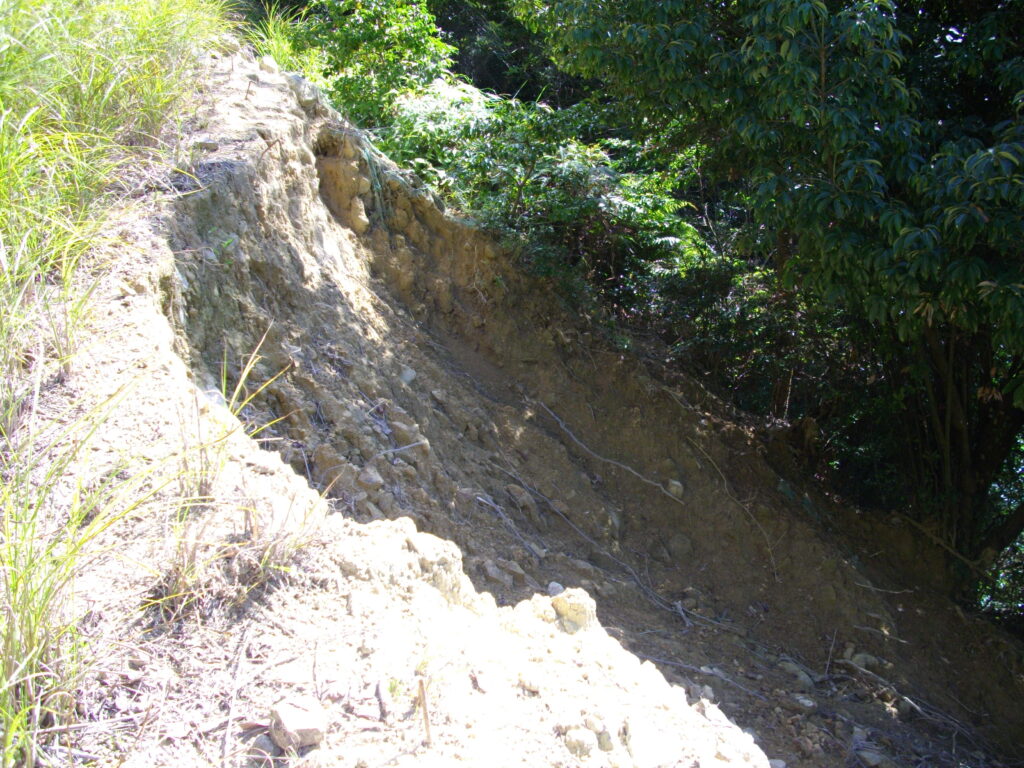 10：20　途中にある崩落現場です。あまり端っこを歩くのは危険なようです。