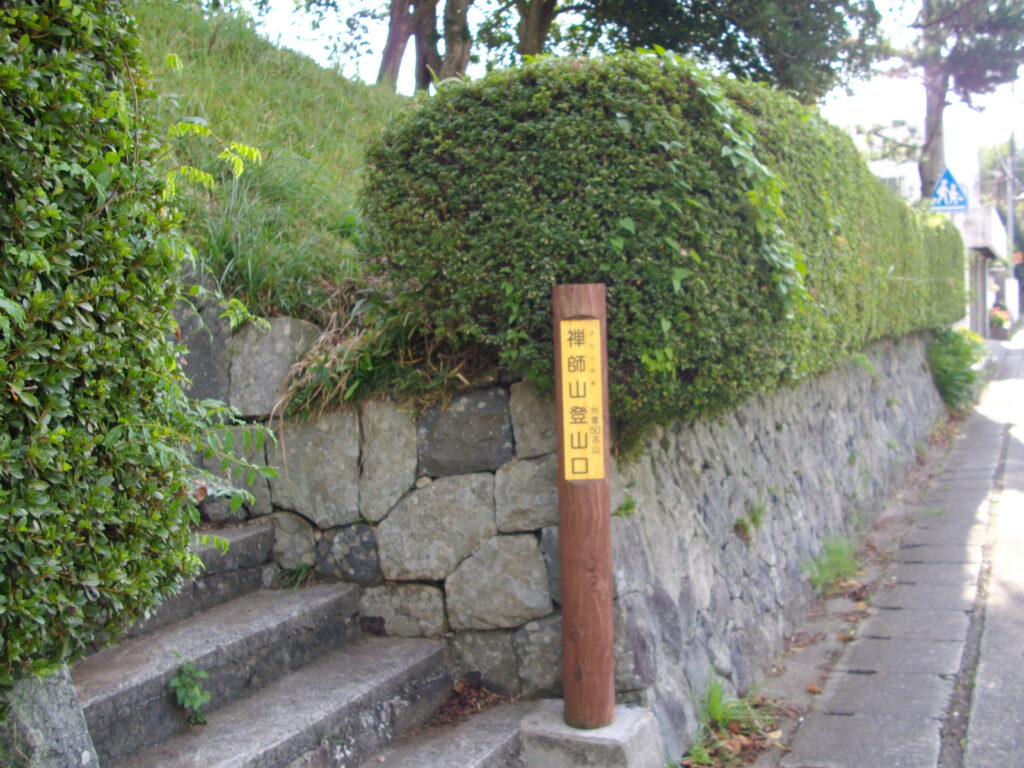 10:13　戸原小学校前にある登山口の標柱。